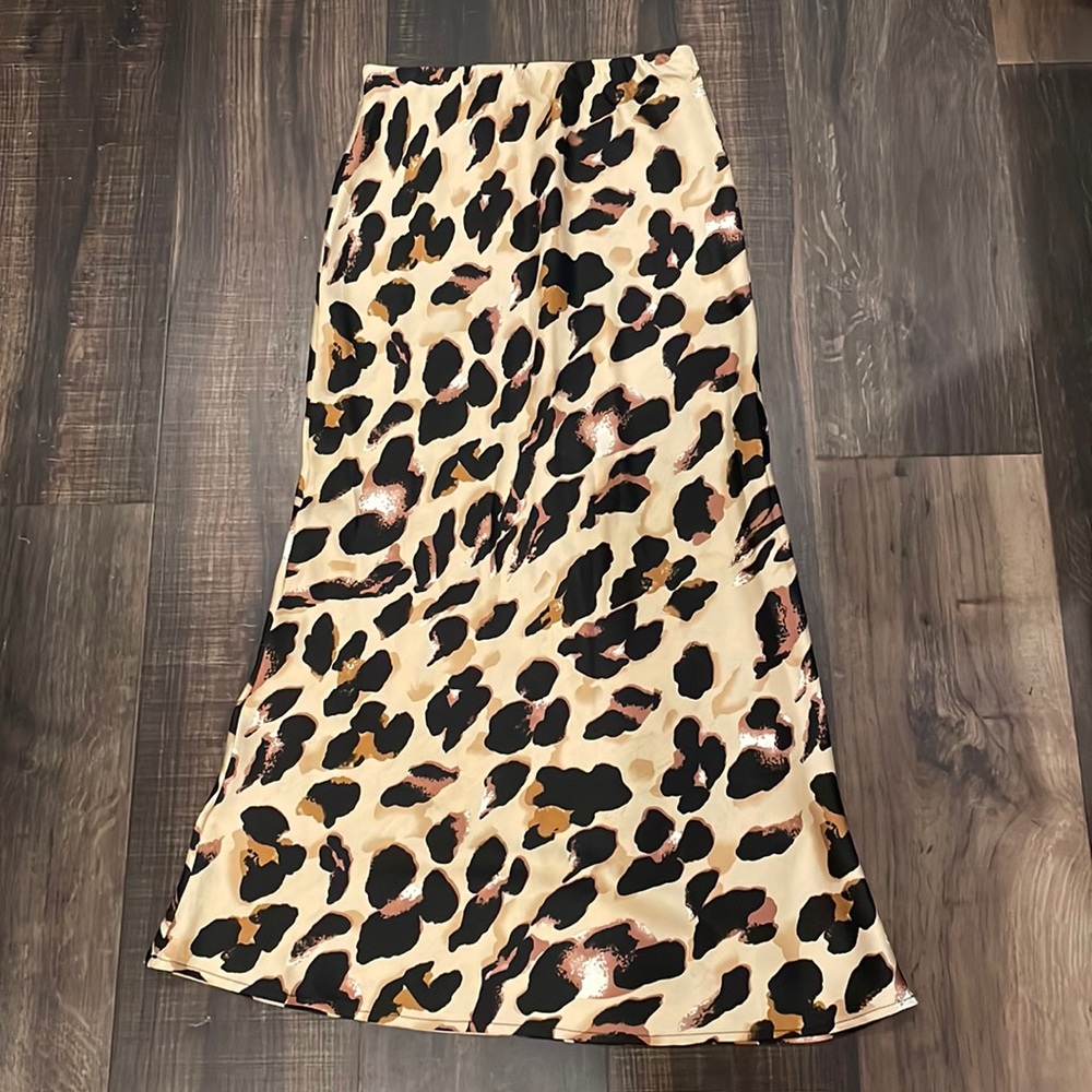 Silk leopard print midi skirt sz xs